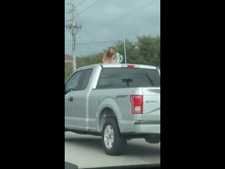p o r n o | sex gifs | porn videos | hot porn: jilling on the top of a car in traffic